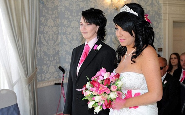 Παράτησε τρεις γαμπρούς και παντρεύτηκε την παράνυμφό της! (pics)