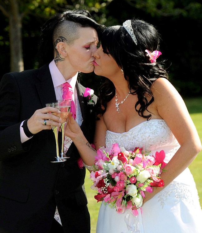 Παράτησε τρεις γαμπρούς και παντρεύτηκε την παράνυμφό της! (pics)