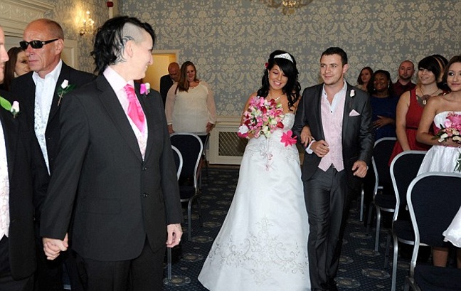 Παράτησε τρεις γαμπρούς και παντρεύτηκε την παράνυμφό της! (pics)