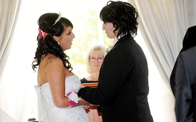 Παράτησε τρεις γαμπρούς και παντρεύτηκε την παράνυμφό της! (pics)