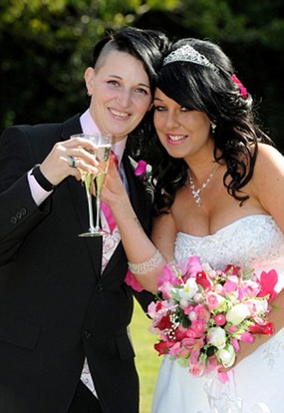 Παράτησε τρεις γαμπρούς και παντρεύτηκε την παράνυμφό της! (pics)