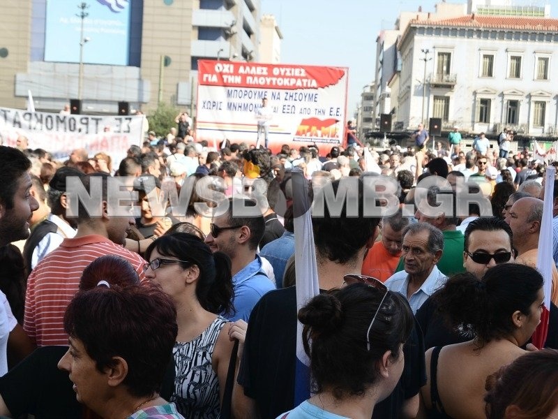 Πανελλαδική απεργία: Σε εξέλιξη η πορεία του ΠΑΜΕ (φωτό+βίντεο)