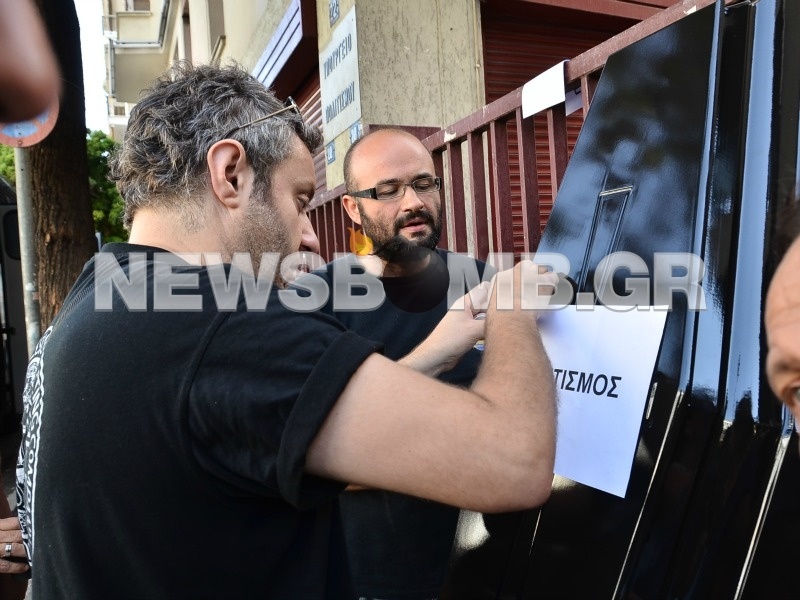 Πανελλαδική απεργία: Έστησαν φέρετρο έξω από το Υπ. Πολιτισμού (φωτο)