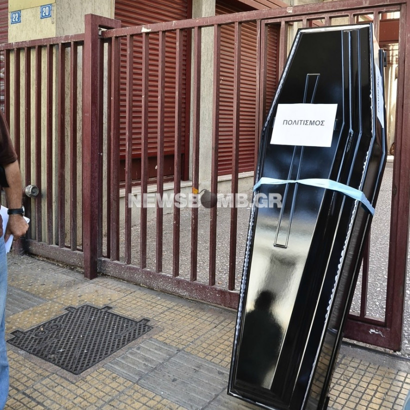 Πανελλαδική απεργία: Έστησαν φέρετρο έξω από το Υπ. Πολιτισμού (φωτο)