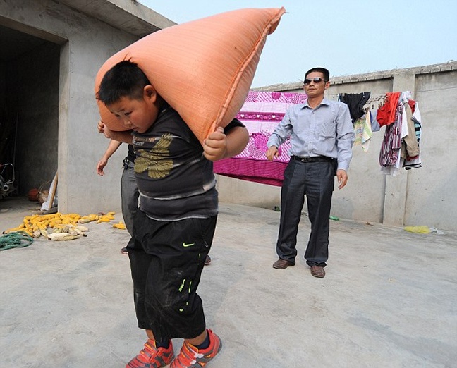 7χρονος «Ηρακλής» σέρνει αυτοκίνητα 