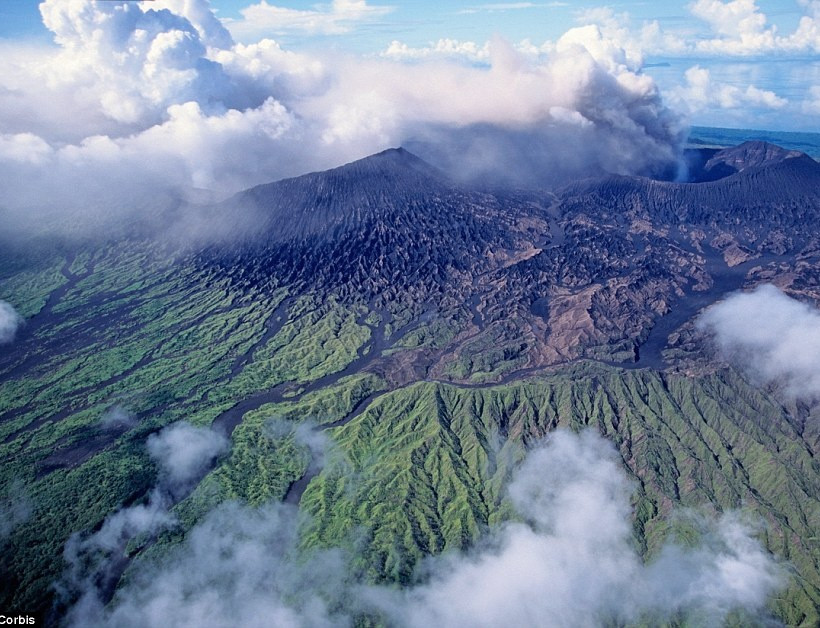 Εκπληκτικές φωτογραφίες: «Βουτιά» σε ενεργό ηφαίστειο