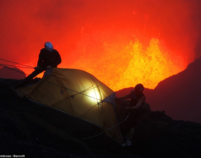 Εκπληκτικές φωτογραφίες: «Βουτιά» σε ενεργό ηφαίστειο