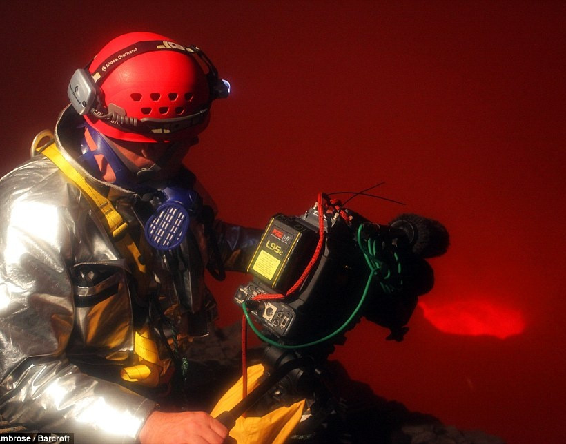 Εκπληκτικές φωτογραφίες: «Βουτιά» σε ενεργό ηφαίστειο