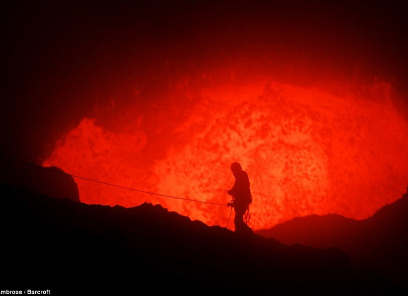 Εκπληκτικές φωτογραφίες: «Βουτιά» σε ενεργό ηφαίστειο
