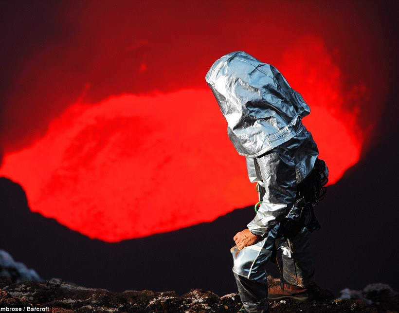 Εκπληκτικές φωτογραφίες: «Βουτιά» σε ενεργό ηφαίστειο