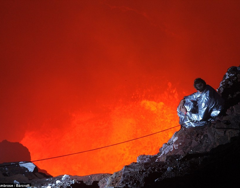 Εκπληκτικές φωτογραφίες: «Βουτιά» σε ενεργό ηφαίστειο