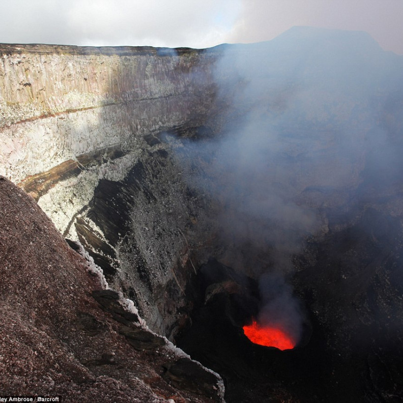 Εκπληκτικές φωτογραφίες: «Βουτιά» σε ενεργό ηφαίστειο
