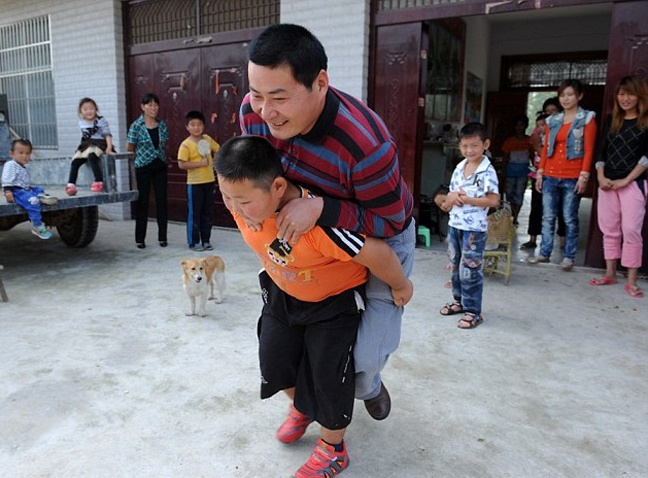 Ο 7χρονος... Ηρακλής που σέρνει μόνος του ολόκληρο αυτοκίνητο (pics)