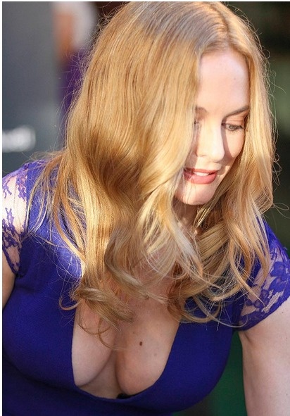 Η σέξι ηθοποιός έσκυψε και φάνηκαν... σχεδόν όλα! (pics)