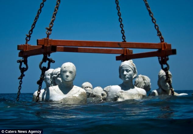 Καλλιτέχνης δημιούργησε μια πόλη κάτω από τη θάλασσα! (pic)