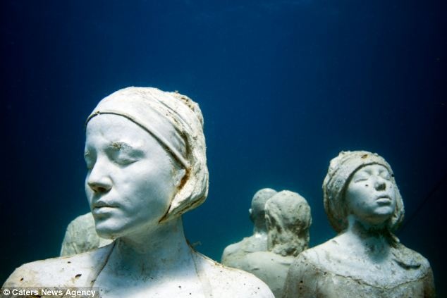 Καλλιτέχνης δημιούργησε μια πόλη κάτω από τη θάλασσα! (pic)