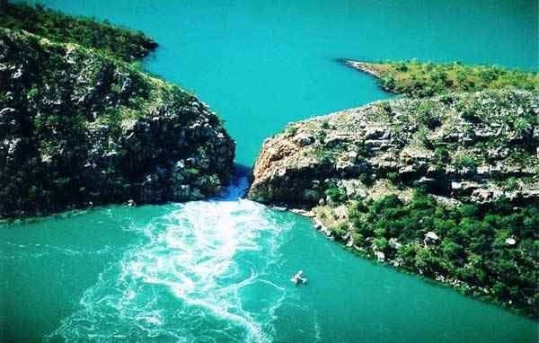 Εντυπωσιακοί οριζόντιοι... καταρράκτες!