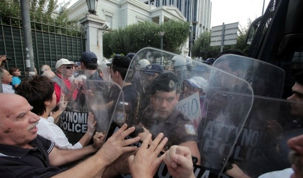 Ένταση στην πορεία συνταξιούχων στο κέντρο (ΦΩΤΟ)