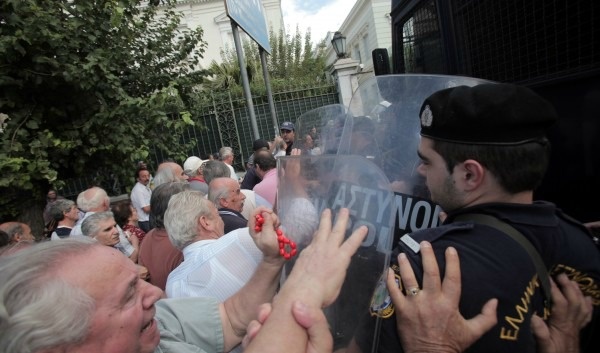 Ένταση στην πορεία συνταξιούχων στο κέντρο (ΦΩΤΟ)