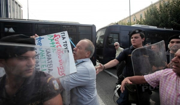 Ένταση στην πορεία συνταξιούχων στο κέντρο (ΦΩΤΟ)