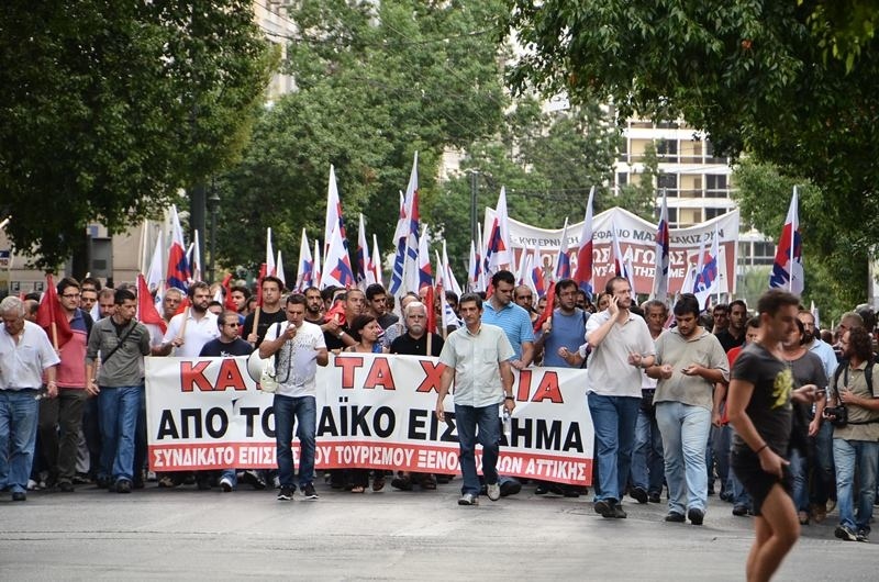 Σε εξέλιξη το συλλαλητήριο ΓΣΕΕ – ΑΔΕΔΥ στο Σύνταγμα