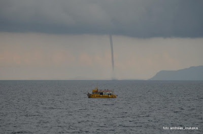 ΔΕΙΤΕ: Εντυπωσιακός υδροστρόβιλος στη θάλασσα της Κρήτης