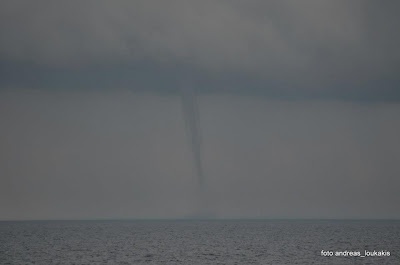 ΔΕΙΤΕ: Εντυπωσιακός υδροστρόβιλος στη θάλασσα της Κρήτης