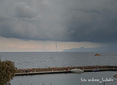 ΔΕΙΤΕ: Εντυπωσιακός υδροστρόβιλος στη θάλασσα της Κρήτης