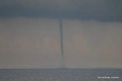 ΔΕΙΤΕ: Εντυπωσιακός υδροστρόβιλος στη θάλασσα της Κρήτης