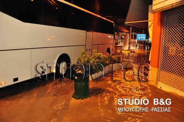 «Πνίγηκε» το Ναύπλιο από τη δυνατή νεροποντή (pics)
