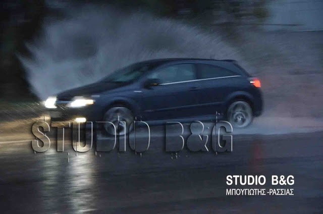 «Πνίγηκε» το Ναύπλιο από τη δυνατή νεροποντή (pics)