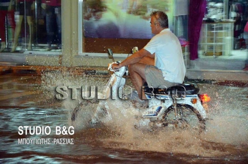 «Πνίγηκε» το Ναύπλιο από τη δυνατή νεροποντή (pics)