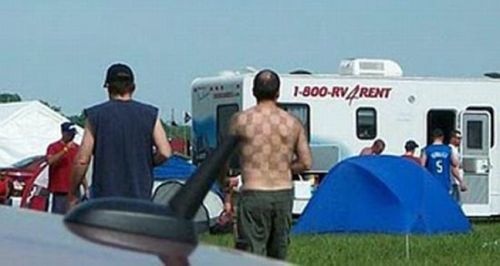 Έργα τέχνης σε... ανδρικές, τριχωτές πλάτες! (pics)