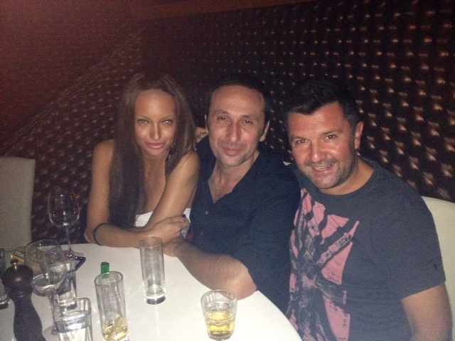 Η κουκλάρα... φίλη του Ρένου Χαραλαμπίδη!