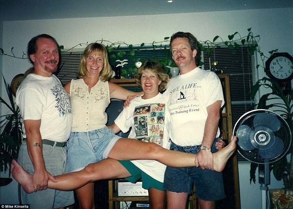 4 αδέρφια φωτογραφίζονται σε μια θεότρελη πόζα επί 25 χρόνια