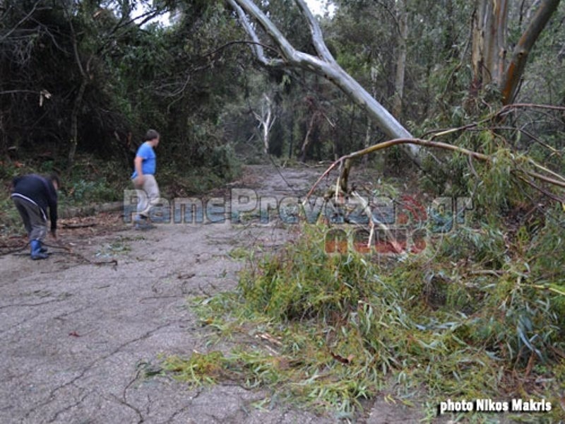 Ανεμοστρόβιλος «σήκωσε» την Πρέβεζα (video – pics)