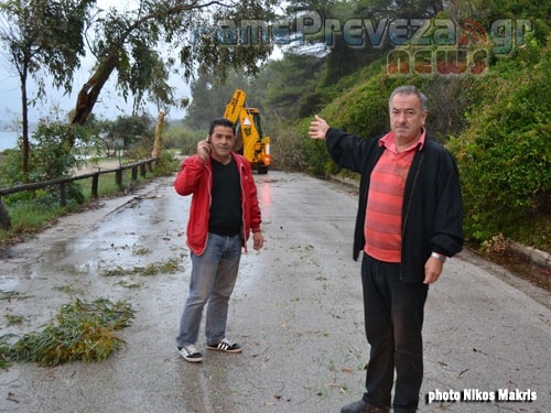 Ανεμοστρόβιλος «σήκωσε» την Πρέβεζα (video – pics)