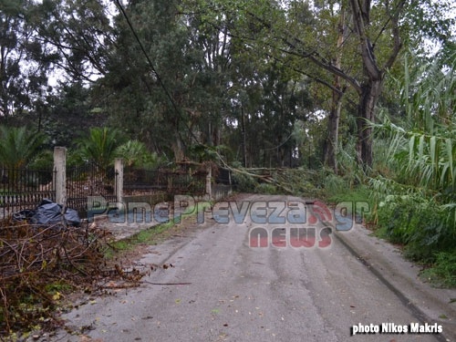 Ανεμοστρόβιλος «σήκωσε» την Πρέβεζα (video – pics)