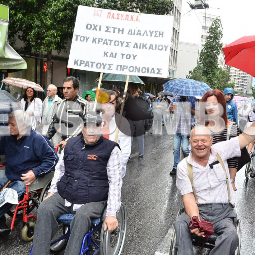 Συγκέντρωση και πορεία διαμαρτυρίας ΑμεΑ στο κέντρο 