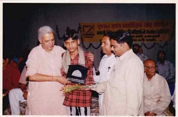 Νεαρός έχασε τα δυο του χέρια κι έγινε ζωγράφος! 