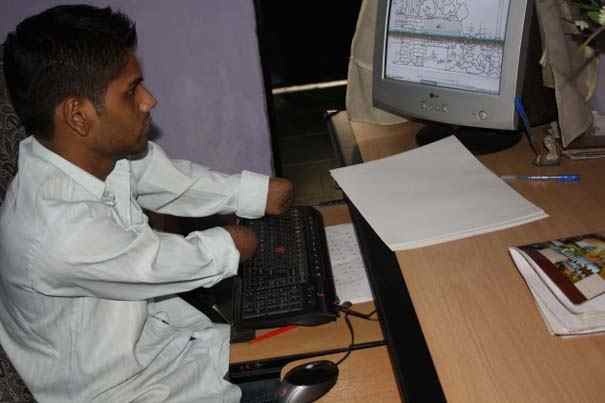 Νεαρός έχασε τα δυο του χέρια κι έγινε ζωγράφος! 