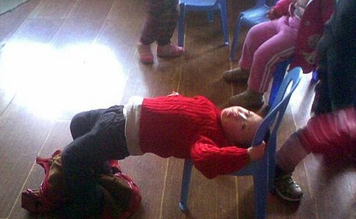 ΣΟΚΑΡΙΣΤΙΚΕΣ ΕΙΚΟΝΕΣ: Δασκάλα σηκώνει μαθητή στον αέρα από τα αυτιά!