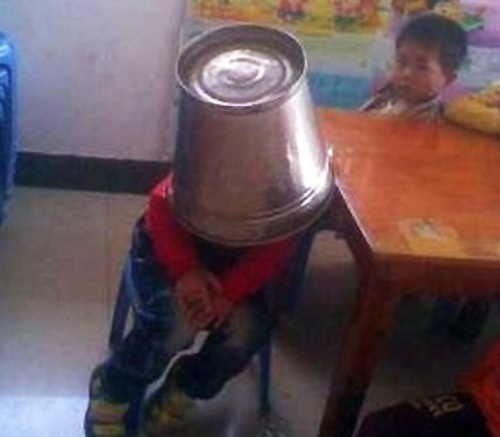 ΣΟΚΑΡΙΣΤΙΚΕΣ ΕΙΚΟΝΕΣ: Δασκάλα σηκώνει μαθητή στον αέρα από τα αυτιά!