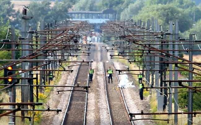 ΣΟΚ: Έπεσε με την κόρη του στις ράγες επειδή τον απάτησε η γυναίκα του