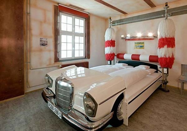 Ξενοδοχείο για τους... κολλημένους με τα αυτοκίνητα! (pics)