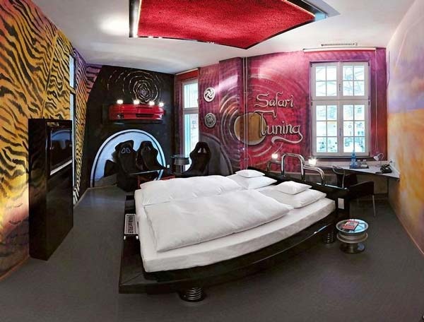 Ξενοδοχείο για τους... κολλημένους με τα αυτοκίνητα! (pics)