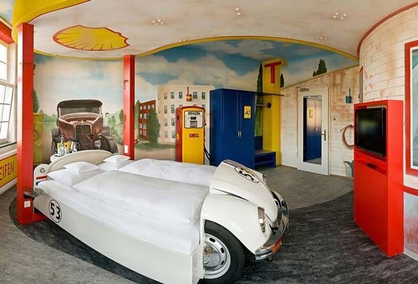 Ξενοδοχείο για τους... κολλημένους με τα αυτοκίνητα! (pics)