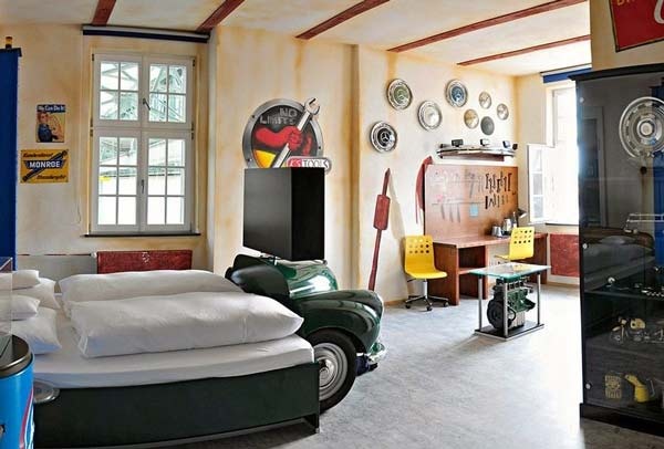 Ξενοδοχείο για τους... κολλημένους με τα αυτοκίνητα! (pics)