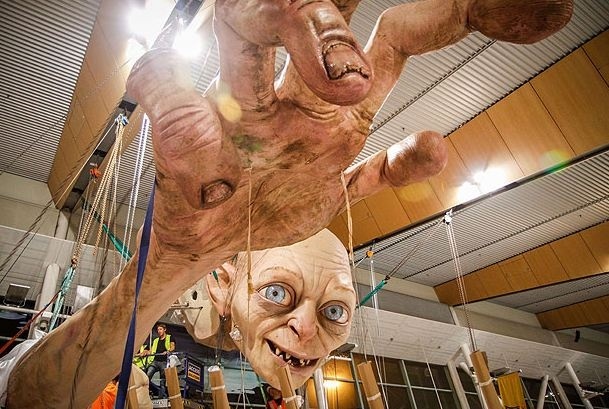 Ένα τεράστιο Gollum «εισέβαλε» στο αεροδρόμιο