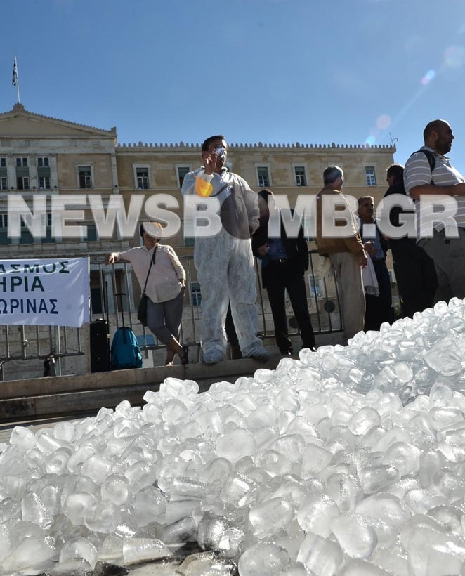 Κάτοικοι της Φλώρινας έριξαν πάγο έξω από τη Βουλή (ΦΩΤΟ+ΒΙΝΤΕΟ)